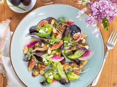 تهیه سالاد مرغ گرم با سس انجیر: یک ترکیب بی‌نظیر از طعم‌ها