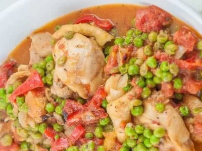 خوراک مرغ و نخود فرنگی؛ طعمی بی‌نظیر و خانگی