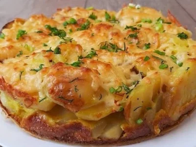 طرز تهیه خوراک سیب‌زمینی و تخم‌مرغ: یک غذای ساده و خوشمزه مواد لازم: سیب‌زمینی: 4 عدد متوسط تخم‌مرغ: 4 عدد پیاز: 1 عدد متوسط سیر: 2 حبه فلفل دلمه: 1 عدد (به دلخواه) گوجه فرنگی: 2 عدد (به دلخواه) روغن زیتون: به مقدار لازم نمک و فلفل سیاه: به مقدار دلخواه ادویه‌های دلخواه (مثل زردچوبه، پاپریکا، آویشن): به مقدار دلخواه طرز تهیه: آماده‌سازی مواد: سیب‌زمینی‌ها را پوست کنده و به مکعب‌های کوچک برش بزنید. پیاز و سیر را ریز خرد کنید. فلفل دلمه و گوجه فرنگی را نیز به دلخواه خرد کنید. تخم‌مرغ‌ها را در یک ظرف جداگانه بشکنید. تفت دادن پیاز و سیر: در یک تابه مناسب، روغن زیتون را گرم کنید. پیاز و سیر خرد شده را به تابه اضافه کرده و تا زمانی که طلایی رنگ شوند، تفت دهید. اضافه کردن سیب‌زمینی: سیب‌زمینی‌های خرد شده را به تابه اضافه کرده و به مدت 5-7 دقیقه تفت دهید تا کمی نرم شوند. اضافه کردن سبزیجات: فلفل دلمه و گوجه فرنگی خرد شده را به تابه اضافه کرده و به مدت 2-3 دقیقه تفت دهید تا نرم شوند. ایجاد حفره‌ها: با پشت قاشق در مخلوط سیب‌زمینی و سبزیجات، حفره‌هایی ایجاد کنید. شکستن تخم‌مرغ‌ها: تخم‌مرغ‌ها را یکی یکی در حفره‌هایی که ایجاد کرده‌اید، بشکنید. پختن: روی تابه را با فویل پوشانده و به مدت 10-15 دقیقه با حرارت متوسط بپزید تا تخم‌مرغ‌ها بسته شوند. اضافه کردن ادویه‌ها: قبل از سرو، نمک، فلفل سیاه و سایر ادویه‌های دلخواه را به غذا اضافه کنید. نکات: می‌توانید از پنیر رنده شده برای روی غذا استفاده کنید. برای طعم‌دار کردن بیشتر غذا، می‌توانید از سبزیجات معطر مانند جعفری و شوید استفاده کنید. برای یک غذای کامل‌تر، می‌توانید نان تست یا برنج را به همراه این خوراک سرو کنید.
