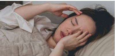 چرا شب‌ها سردرد داریم؟ دلایل و راه‌حل‌ها