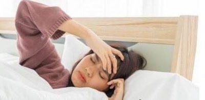 چرا شب‌ها سردرد داریم؟ دلایل و راه‌حل‌ها