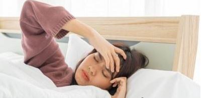چرا شب‌ها سردرد داریم؟ دلایل و راه‌حل‌ها