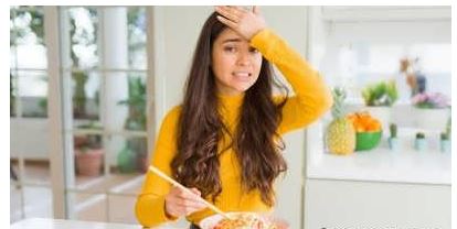 ۱۳ غذایی که میگرن شما را تشدید می‌کند