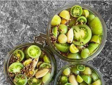 ترشی گوجه کال، طعمی متفاوت که عاشقش می‌شوید!