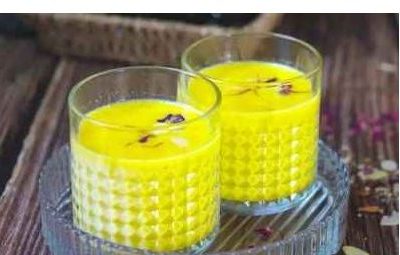 شیر زعفران خانگی: طعمی دلنشین و آرامش‌بخش