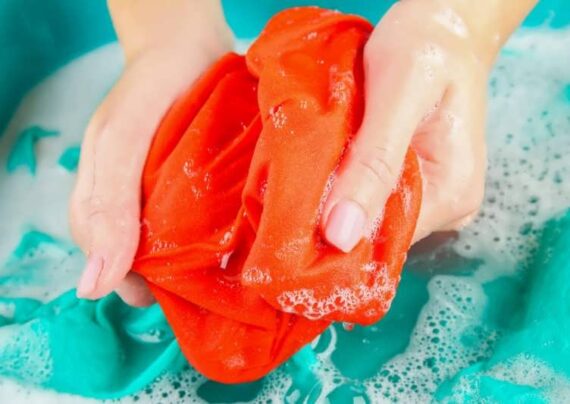 شستن لباس حریر به روش حرفه‌ای؛ بدون تغییر فرم