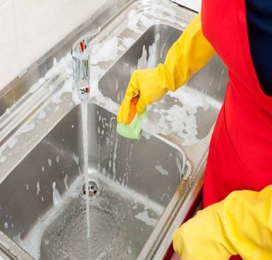 سفیدک زدن سینک ظرفشویی؛ دلایل و راههای جلوگیری