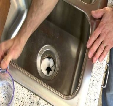 سفیدک زدن سینک ظرفشویی؛ دلایل و راههای جلوگیری