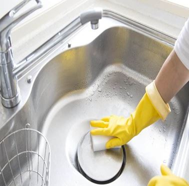 سفیدک زدن سینک ظرفشویی؛ دلایل و راههای جلوگیری