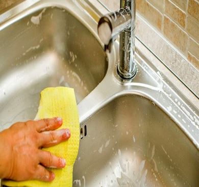 سفیدک زدن سینک ظرفشویی؛ دلایل و راههای جلوگیری