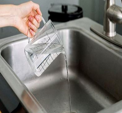 سفیدک زدن سینک ظرفشویی؛ دلایل و راههای جلوگیری