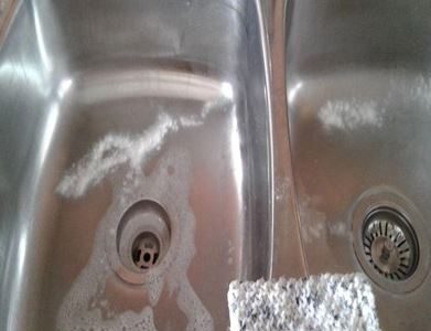 سفیدک زدن سینک ظرفشویی؛ دلایل و راه‌های جلوگیری