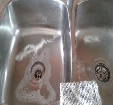 سفیدک زدن سینک ظرفشویی؛ دلایل و راه‌های جلوگیری